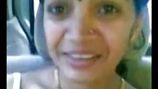 სუსტი trashy caresses მისი pussy მისი თითი და მოაქვს თავად ორგაზმი