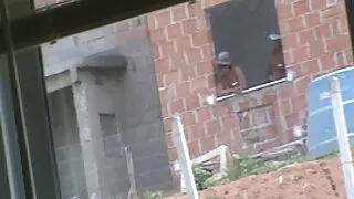 მდიდარი macho გაუწოდა მწვრთნელი ძველი მეგობარი