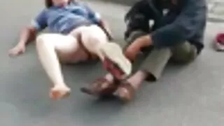 ბიჭი დაეხმარა undress და fuck the beauty in the ass