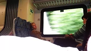 Assertive hahal ჩხირები მისი თითების აზიური babe on couch
