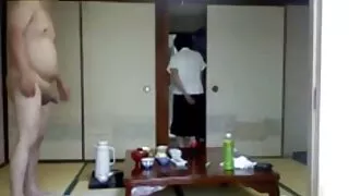 გოგონა ლატექსი kneads მისი pussy ერთად ვიბრატორი