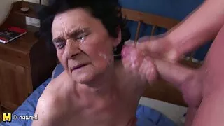 მამაკაცი გაიზიარა bitch ხვრელები და fucked მისი უხვად