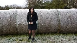 Slim chick ზის მძიმე phallus