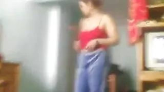 შავი გოგონა აიღო მსუქანი, მისი მკერდის
