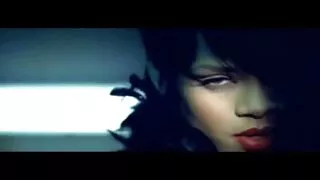 Insatiable გოგონა იღებს banged ქვეშ sex machine