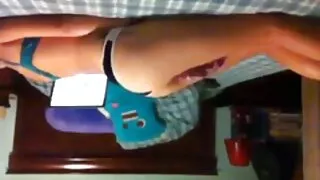 მჭიდროდ eyed chick თითებით და Squirting თავმჯდომარე