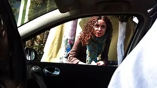 გარუჯული სილიკონის ახალგაზრდა ქალი თითებით